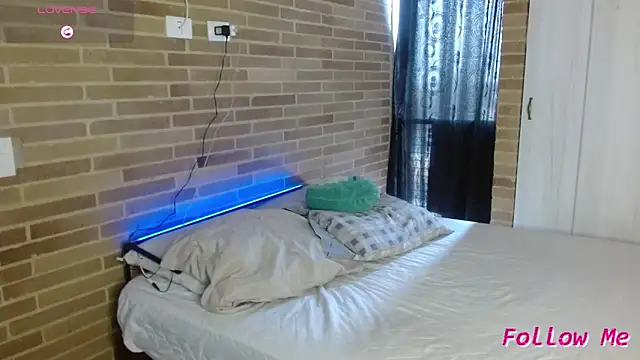 Snapshot of sweet-little chatting on March 28, 2:49 pm sweet-little online show from March 28, 2:49 pm