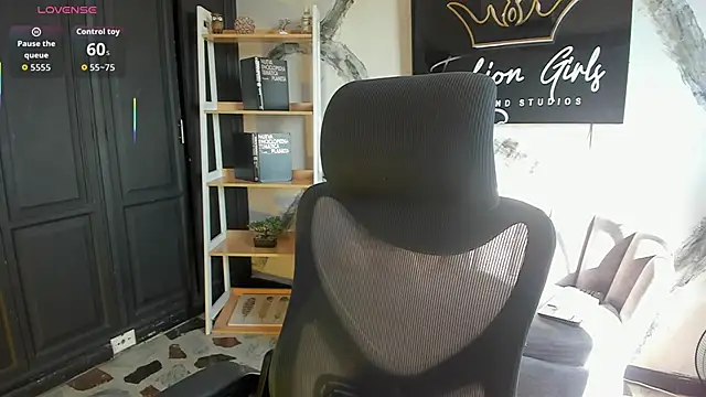 Snapshot of AphroditeSweett chatting on March 16, 9:19 pm AphroditeSweett online show from March 16, 9:19 pm