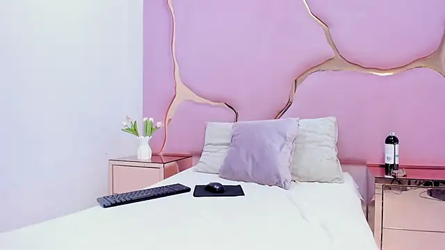 LaurendPink online show from May 24, 2:33 pm