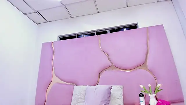 LaurendPink online show from June 7, 1:59 pm
