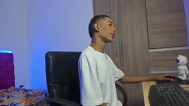 Snapshot of timmy_tur11 chatting on March 24, 9:53 pm timmy tur11 online show from March 24, 9:53 pm