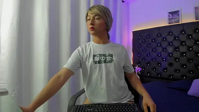 Snapshot of BellaRoge chatting on March 19, 5:00 am BellaRoge online show from March 19, 5:00 am