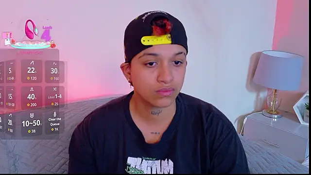 Snapshot of DominickJoness chatting on March 22, 4:05 am DominickJoness online show from March 22, 4:05 am