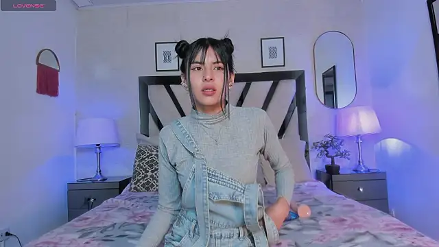 Snapshot of Violettaa_Stone chatting on March 26, 3:34 am Violettaa Stone online show from March 26, 3:34 am