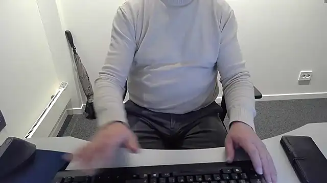 Snapshot of Buggemann chatting on March 24, 4:28 am Buggemann online show from March 24, 4:28 am