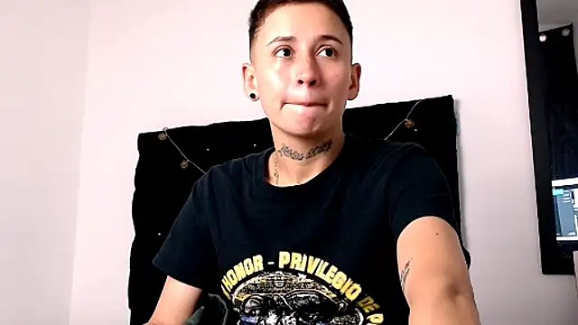 Snapshot of Billiee_ chatting on March 30, 1:45 pm Billiee online show from March 30, 1:45 pm