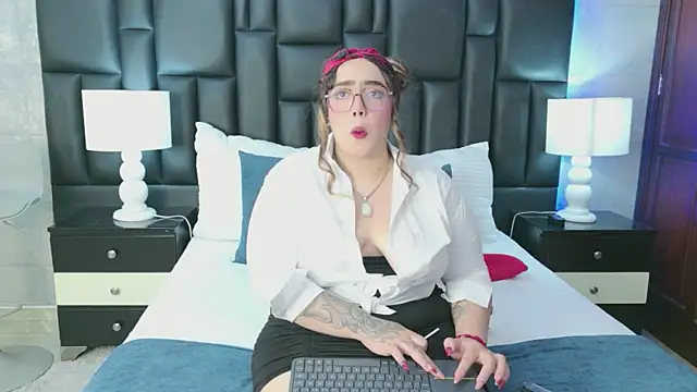 Snapshot of VioletMonroee chatting on March 15, 2:50 am VioletMonroee online show from March 15, 2:50 am