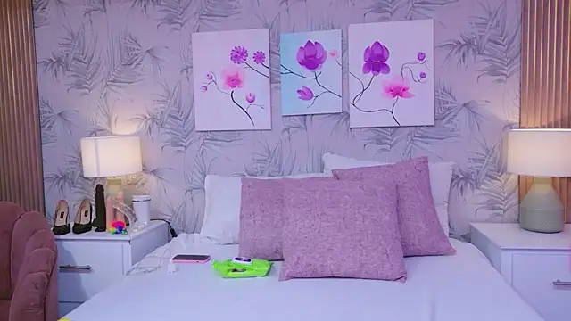 Snapshot of VioletMonroee chatting on March 28, 4:01 am VioletMonroee online show from March 28, 4:01 am