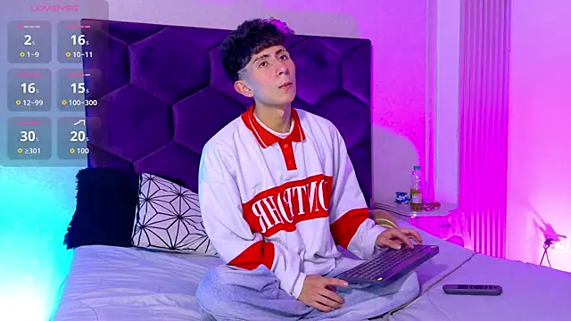 Snapshot of AndyJustgame_ chatting on April 15, 4:19 am AndyJustgame online show from April 15, 4:19 am