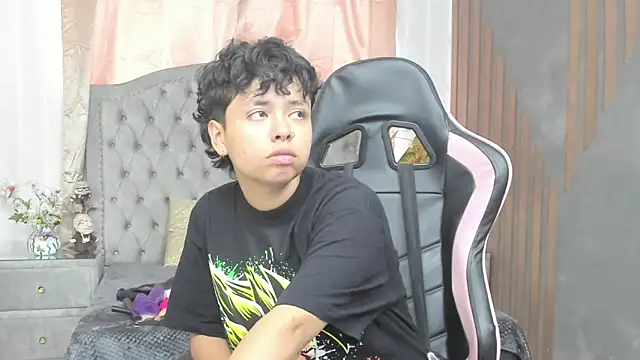 Snapshot of NikiEvanz chatting on March 19, 8:13 pm NikiEvanz online show from March 19, 8:13 pm