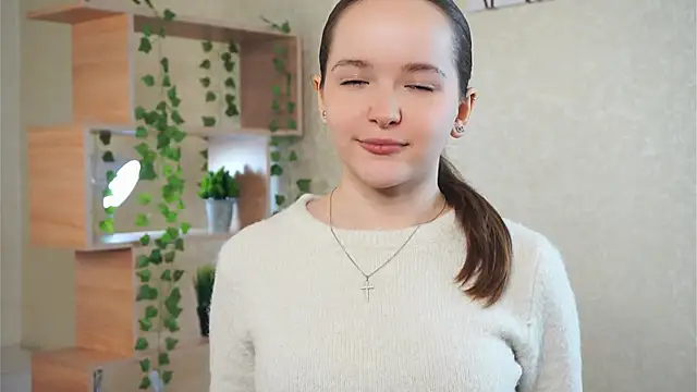 Snapshot of LeighaKind chatting on March 18, 10:40 am LeighaKind online show from March 18, 10:40 am