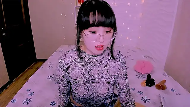 Akiko Yun online show from February 3, 11:37 am