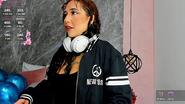 Megan Stein online show from August 5, 9:50 pm