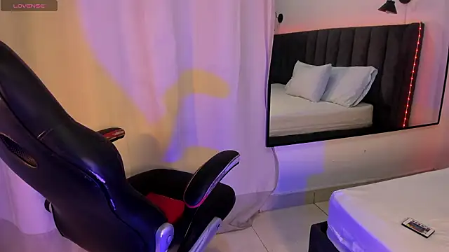 Snapshot of selena__smith1 chatting on March 22, 5:11 am selena smith1 online show from March 22, 5:11 am