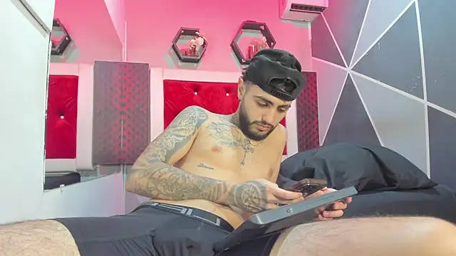 Snapshot of RyanJaramillo chatting on March 21, 9:07 pm RyanJaramillo online show from March 21, 9:07 pm