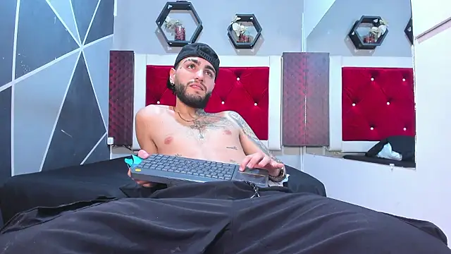 Snapshot of RyanJaramillo chatting on March 26, 8:47 pm RyanJaramillo online show from March 26, 8:47 pm