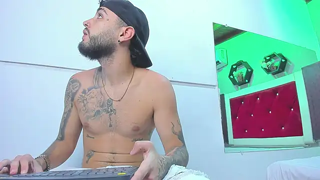 Snapshot of RyanJaramillo chatting on March 27, 10:31 pm RyanJaramillo online show from March 27, 10:31 pm