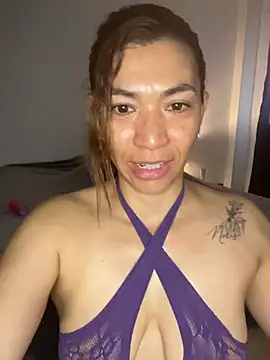 Snapshot of EmelyGigi chatting on April 9, 11:04 am EmelyGigi online show from April 9, 11:04 am