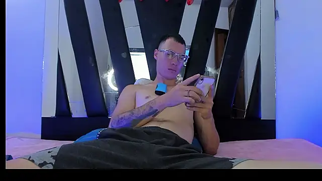 latinlove2005 online show from March 26, 2:33 pm