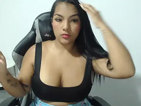 Snapshot of Layla__brownn chatting on March 17, 2:16 am Layla brownn online show from March 17, 2:16 am