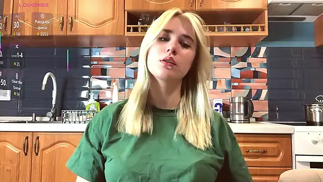 Snapshot of ivygenesis chatting on March 24, 6:46 pm ivygenesis online show from March 24, 6:46 pm