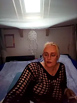 Snapshot of roxy_74 chatting on March 28, 9:31 am roxy 74 online show from March 28, 9:31 am