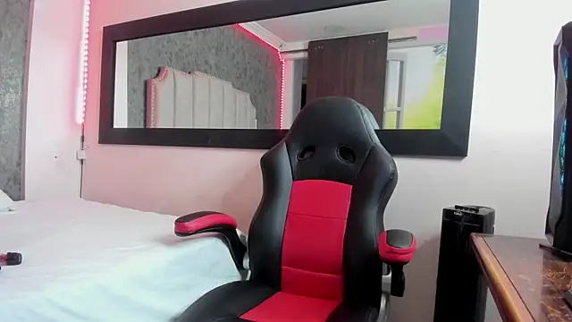 Snapshot of Sofii_naugthy chatting on March 24, 12:43 pm Sofii naugthy online show from March 24, 12:43 pm