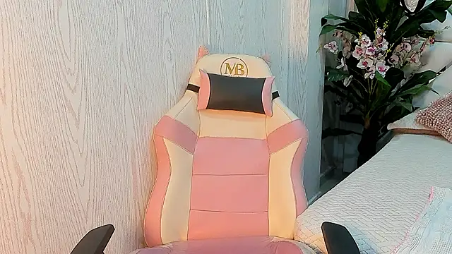 Nixx Brown  online show from March 26, 11:49 am