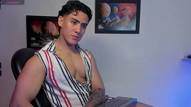 Snapshot of Tayler_Cross_ chatting on July 26, 7:43 pm Tayler Cross online show from July 26, 7:43 pm