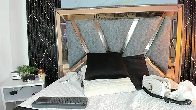 Hanna jonnes  online show from March 12, 9:43 pm