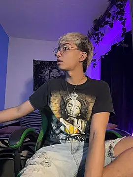 Snapshot of alejito_jeje chatting on March 13, 12:28 am alejito jeje online show from March 13, 12:28 am