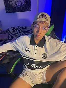 Snapshot of alejito_jeje chatting on March 21, 8:01 pm alejito jeje online show from March 21, 8:01 pm