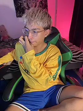 Snapshot of alejito_jeje chatting on March 22, 6:44 pm alejito jeje online show from March 22, 6:44 pm