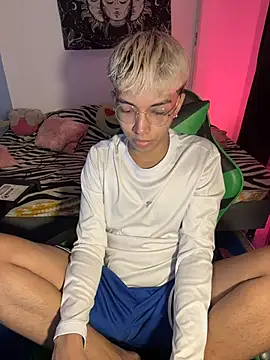 Snapshot of alejito_jeje chatting on March 26, 6:02 pm alejito jeje online show from March 26, 6:02 pm