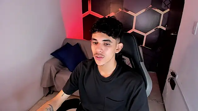 Snapshot of FlinsShadow chatting on March 21, 8:19 am FlinsShadow online show from March 21, 8:19 am