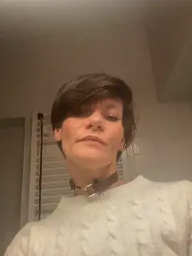 DtPORNBITCH online show from April 6, 11:27 pm