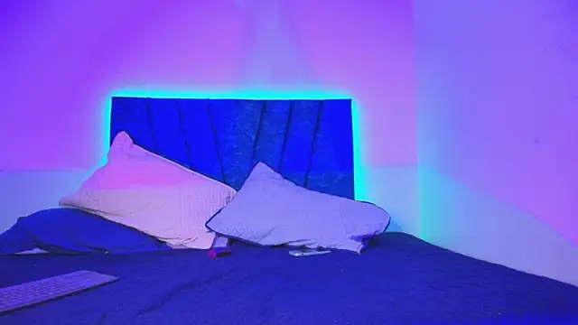 maxi and evan online show from March 17, 4:06 am