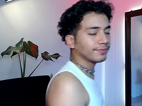 Snapshot of noahnoguera chatting on March 24, 1:49 pm noahnoguera online show from March 24, 1:49 pm