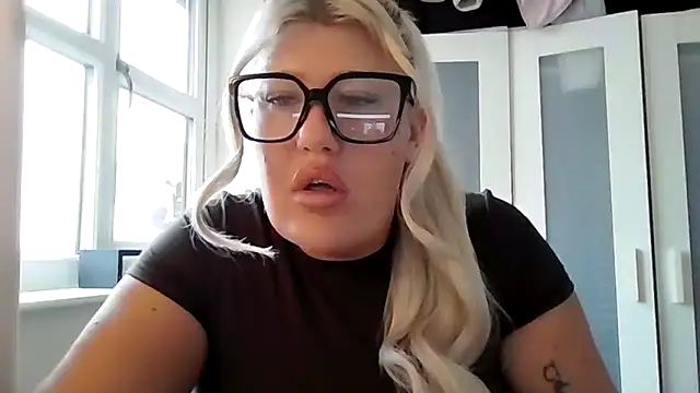 Snapshot of Lexi_Laura chatting on March 20, 9:36 am Lexi Laura online show from March 20, 9:36 am