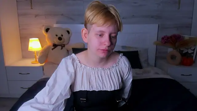 Snapshot of EloraBlu chatting on March 17, 12:19 pm EloraBlu online show from March 17, 12:19 pm