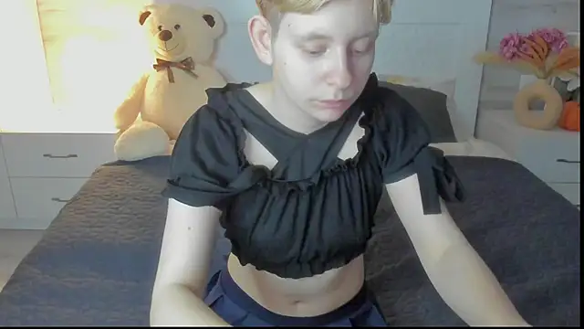 Snapshot of EloraBlu chatting on March 24, 7:35 am EloraBlu online show from March 24, 7:35 am