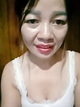 Yiyi102300 online show from May 28, 2:42 am