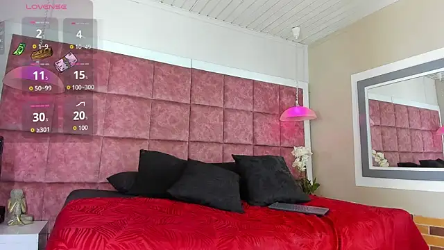Snapshot of Luna_Cami4 chatting on April 25, 3:53 am Luna Cami4 online show from April 25, 3:53 am