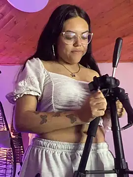 Zeyra pink online show from March 25, 10:05 pm