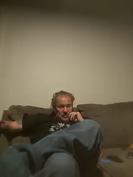 Snapshot of yourMasterisBored chatting on April 3, 2:31 am yourMasterisBored online show from April 3, 2:31 am