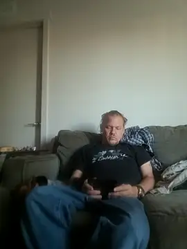 Snapshot of yourMasterisBored chatting on April 21, 1:18 am yourMasterisBored online show from April 21, 1:18 am