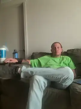 Snapshot of yourMasterisBored chatting on April 25, 1:52 pm yourMasterisBored online show from April 25, 1:52 pm