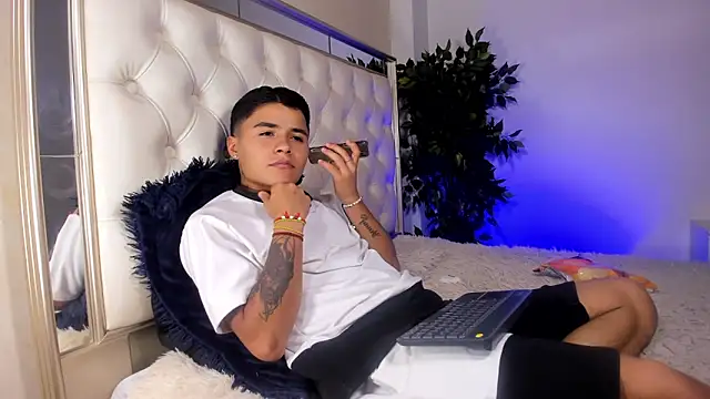 Liam Dustin online show from May 31, 8:32 pm