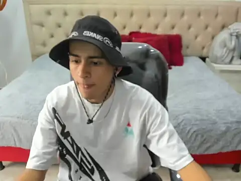 Snapshot of Cristoferr_10 chatting on March 15, 6:03 pm Cristoferr 10 online show from March 15, 6:03 pm