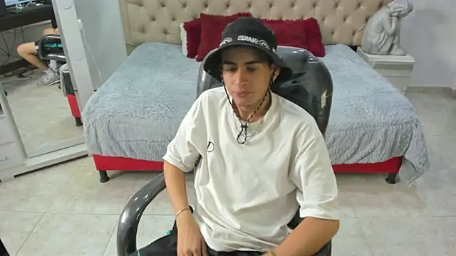 Snapshot of Cristoferr_10 chatting on March 20, 6:35 pm Cristoferr 10 online show from March 20, 6:35 pm